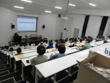 SUACデザイン学部生の就職活動状況をご家族に説明している様子